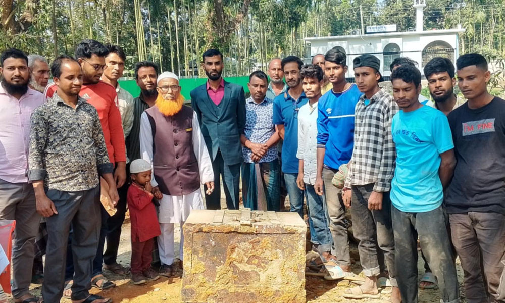 মাটি খুঁড়ে পাওয়া গেল শত বছরের সিন্দুক